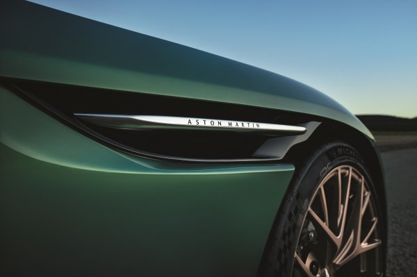 Aston Martin DB12