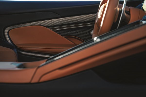 Aston Martin DB12