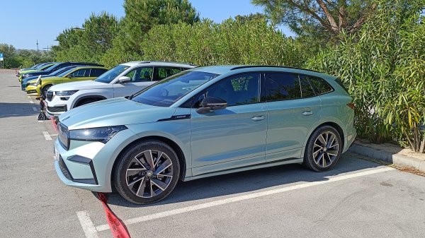 Isprobali smo Škodine modele s pogonom na sva četiri kotača: Škoda Enyaq iV 80x (u prvom planu)