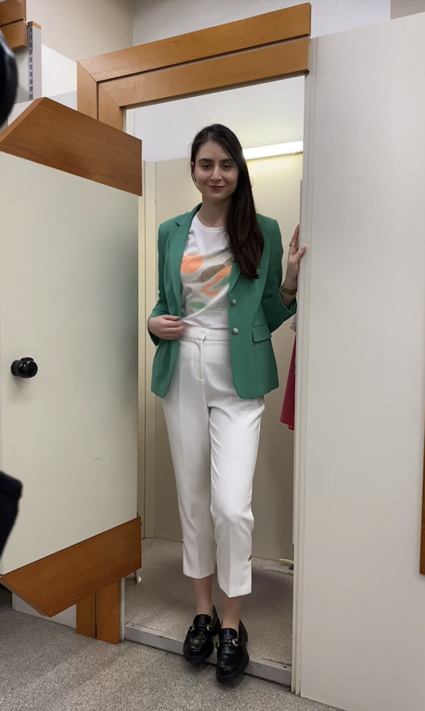 Tom Tailor majica 17,99 EUR (135,55 HRK), LOLA CASADEMUNT hlače 129,99 EUR (971,95 HRK), TWINS sako 135,99 EUR (1.024,62 HRK)