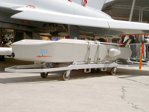Taurus ispod Eurofightera na izložbi ILA 2004