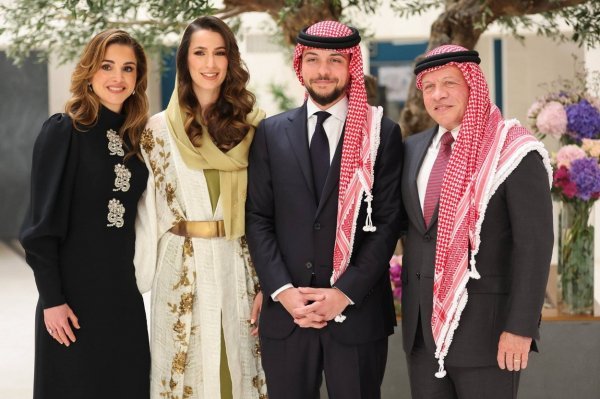 Jordanska kraljica Rania i kralj Abdullah II sa sinom i njegovom zaručnicom