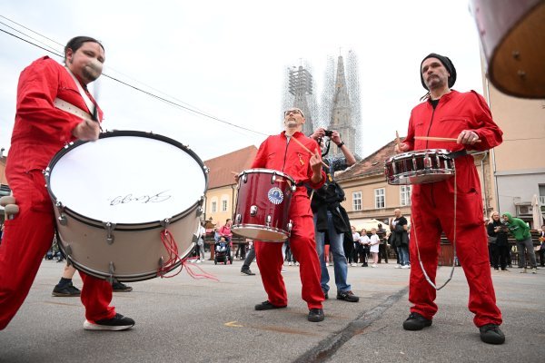 Bubnjari na Dolcu u Zagrebu isprovocirali glasnim sviranjem sudionike misnog slavlja