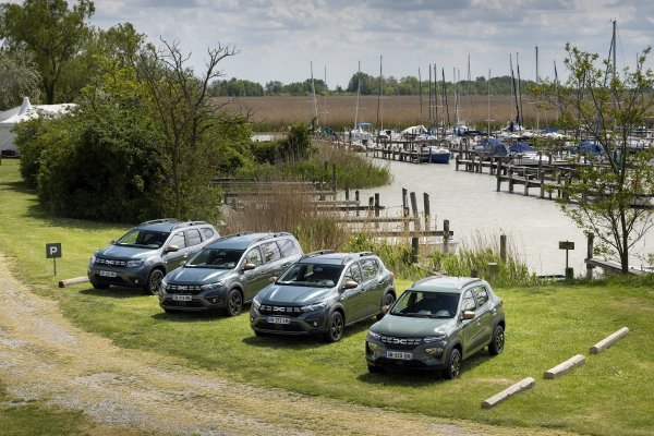 Dacia Extreme modeli: Duster, Jogger, Sandero Stepway i Spring (slijeva na desno)