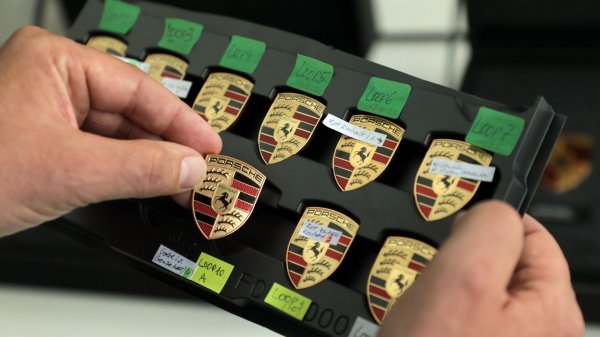 Porsche modernizirao grb: peta faza evolucije