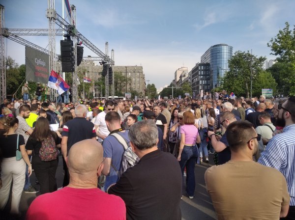 Beograd: Tisuće građana na ulicama na prosvjedu pod nazivom 'Srbija protiv nasilja'