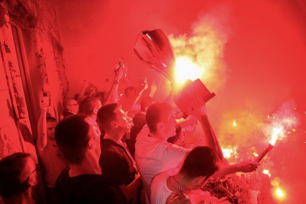 Igrači KK Zadar proslavljaju naslov prvaka s navijačima na Narodnom trgu 