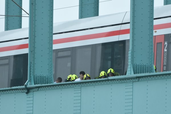 Vatrogasci spasili čovjeka koji je propao kroz tračnice na Željezničkom mostu u Zagrebu