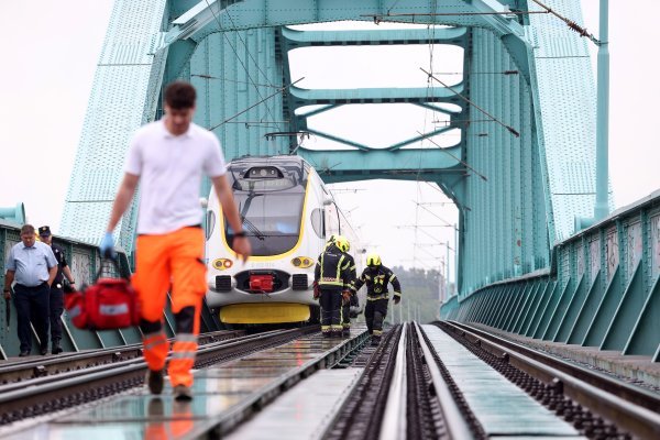 Vatrogasci spašavaju čovjeka koji je propao između šina na Željezničkom mostu
