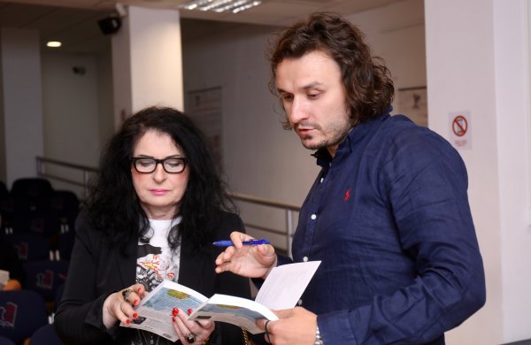 Vesna Dragojević na promociji romana s refrenima Oliverovih hitova