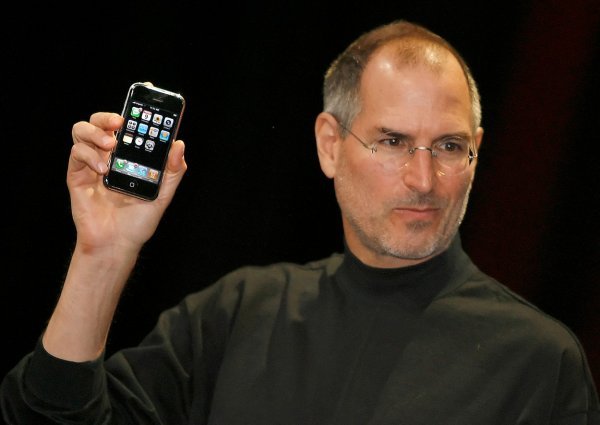 Steve Jobs predstavlja prvi iPhone u siječnju 2007.