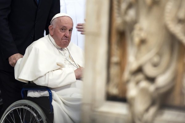 Papa Franjo preživio trosatnu operaciju, sve audijencije su otkazane do daljnjeg