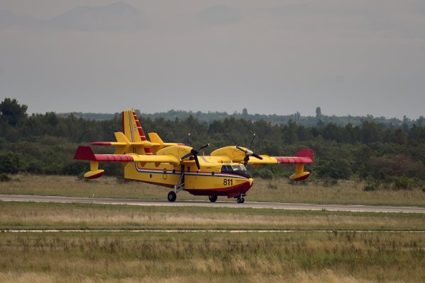 Avioni u zrakoplovnoj bazi u Zemuniku