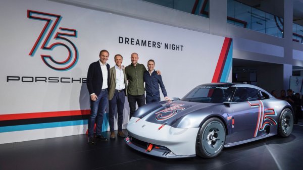 Oliver Blume, predsjednik Izvršnog odbora Porsche AG, Michael Mauer, potpredsjednik Style Porsche kao i ambasadori marke Aksel Lund Svindal i Timo Bernhard s Porsche Vision 357 (s lijeva na desno)