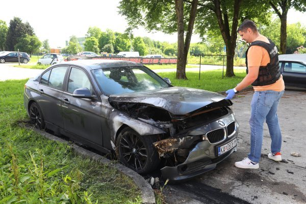Ispred stambene zgrade izgorio BMW