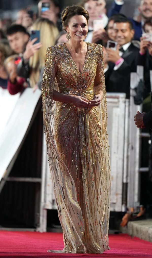 Kate Middleton nosila je istu haljinu, ali u zlatnoj boji, na premijeri Jamesa Bonda 2021.