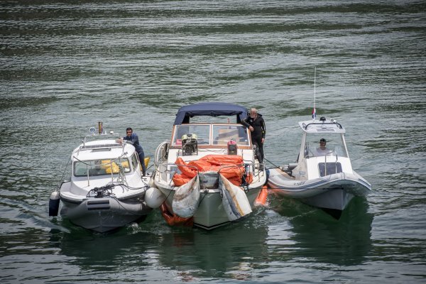 Tegljenje njemačkog broda iz Nacionalnog parka Krka