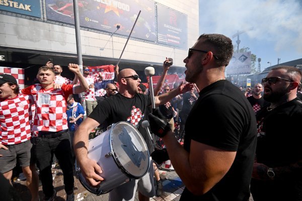 Hrvatski navijači kod stadiona