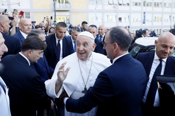 Papa Franjo izašao iz bolnice