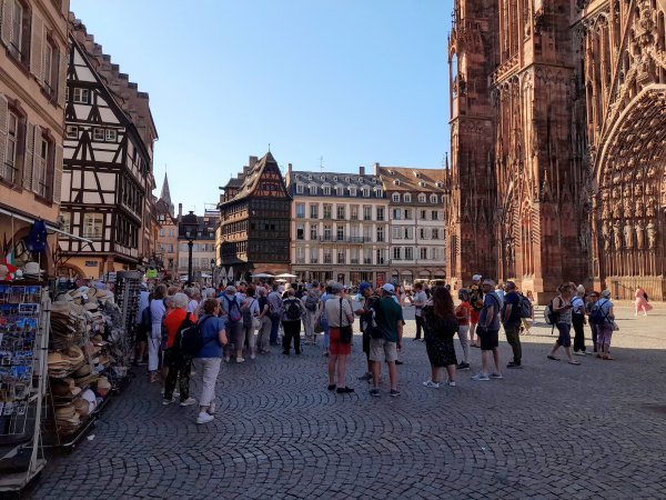 Turisti ispred katedrale Notre-Dame de Strasbourg