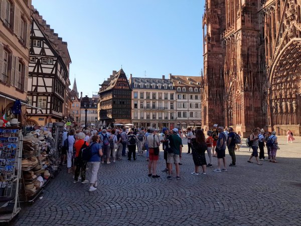 Turisti ispred katedrale Notre-Dame de Strasbourg