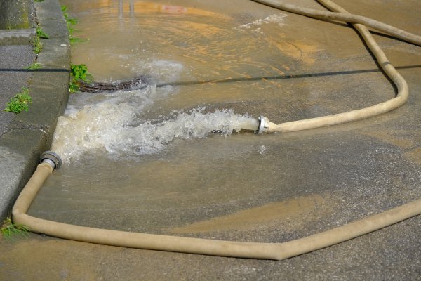 Zagreb: Pukla vodovodna cijev u Novom Zagrebu