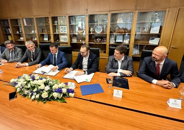 Potpisivanje ugovora o isporuci 20 novih niskopodnih tramvaja za ZET d.o.o.