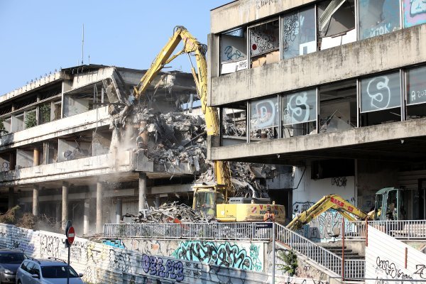 Rušenje stare zgrade Zagrebačke banke u Paromlinskoj