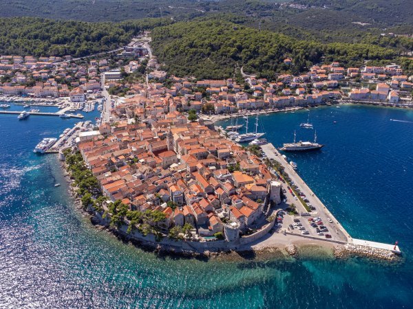 Pogled na grad Korčulu iz zraka