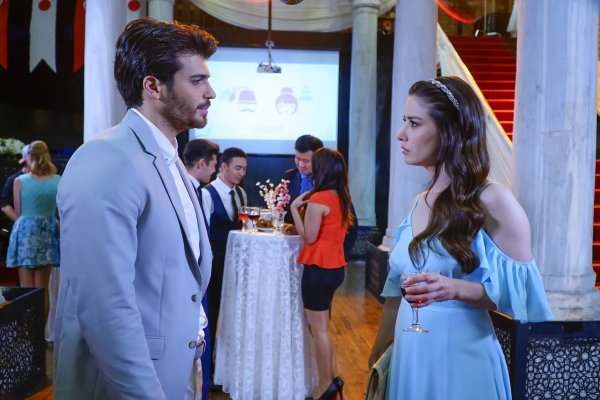 Özge Gürel i Can Yaman