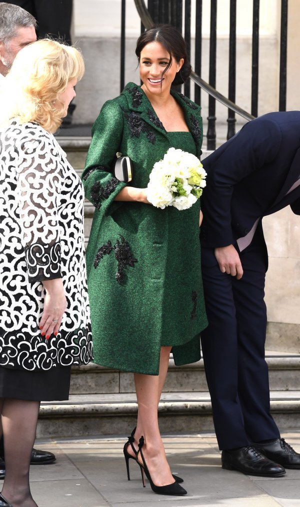 Meghan Markle u crnim Aquazzura salonkama