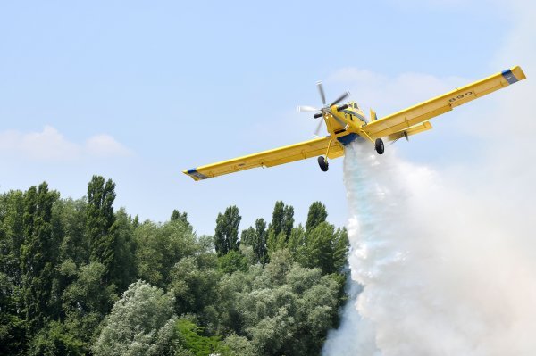 Oporovec: Pokazna vježba gašenja požara uz pomoć Air Tractora koji koristi vodeni gel