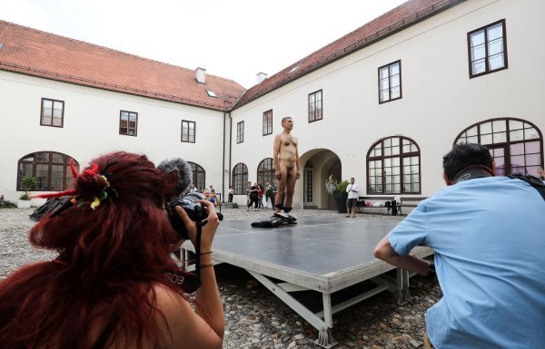 Performans umjetnika i aktivista Siniše Labrovića