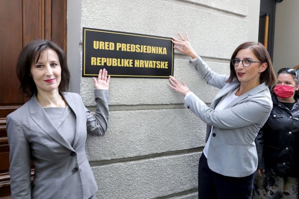 Dalija Orešković i Marijana Puljak postavile su ploču ureda predsjednika na Kovačevićev restoran u Slovenskoj ulici