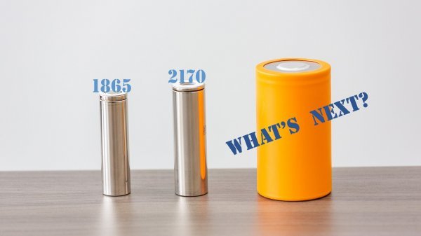 Slijeva: 1865, 2170 i maketa sljedeće generacije velikih cilindričnih automobilskih baterija