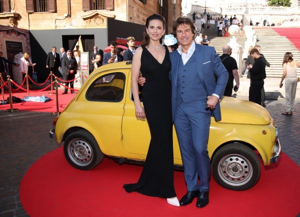 Hayley Atwell i Tom Cruise ispred Fiat 500 Abartha iz 1960-ih