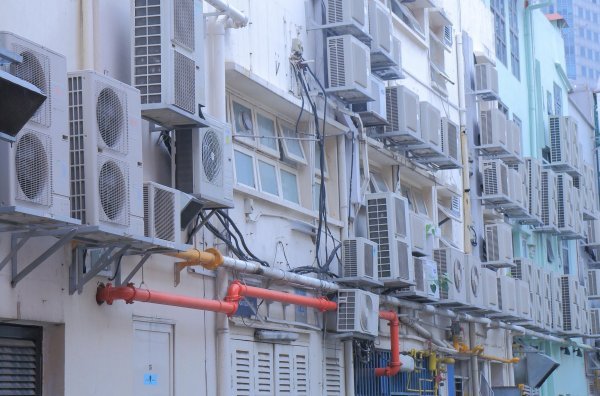 Deseci klima uređaja instalirani na zgradama u Singapuru.