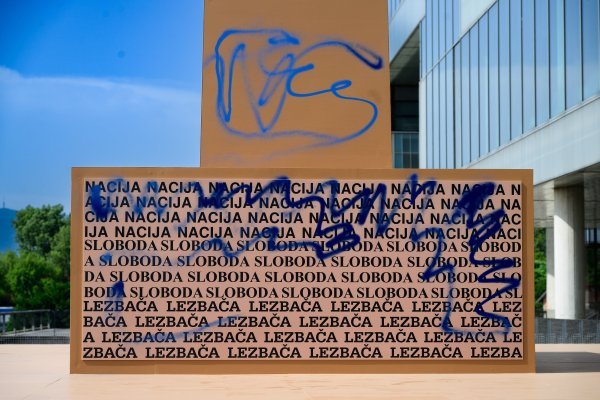 Išaran spomenik ispred Muzeja suvremene umjetnosti