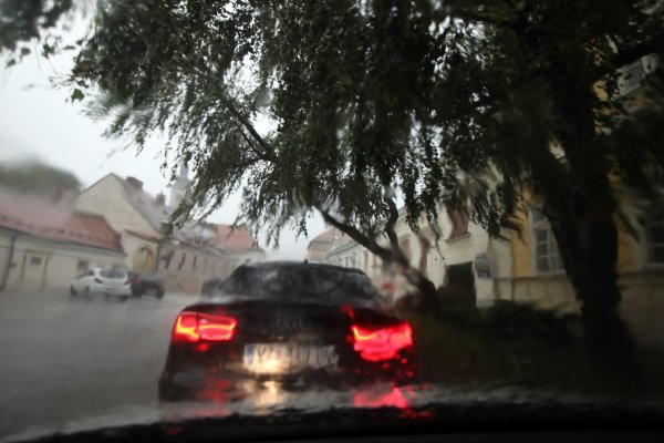 Varaždinci sklanjali automobile pred naletom tuče