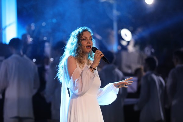 Hana Huljić na pozornici prve večeri Melodija Jadrana