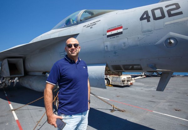 Tportalov novinar Damir Petranović pokraj aviona F/A-18, kojim je 2017. srušen sirijski borbeni avion, prvi u zračnoj borbi nakon 1999.