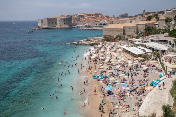 Gužva na plaži Banje u Dubrovniku