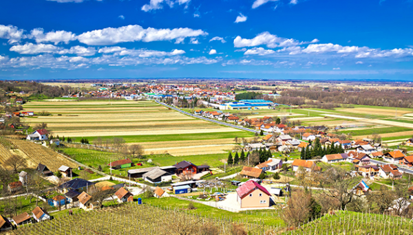 Uz druženja u kletima neizostavna je čaša vina iz bačvi od hrasta iz tamošnjih šuma.  