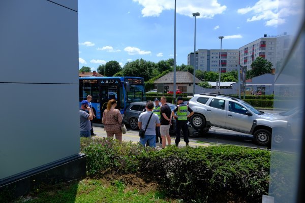 Autobus pokupio nekoliko automobila na križanju Heinzelove i Vukovarske