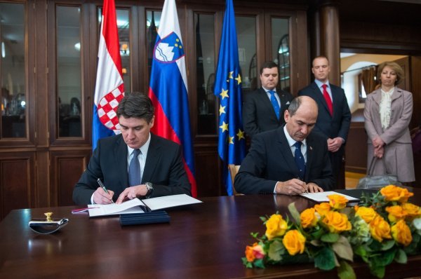 Premijeri Zoran Milanović i Janez Janša potpisuju memorandum u Mokricama