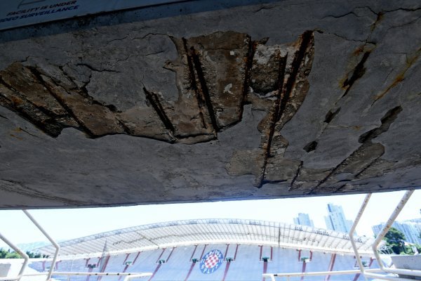 Armatura na konstrukciji stadiona viri iz betona