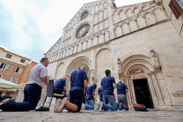 Molitva ispred crkve sv. Stošije u Zadru (4)