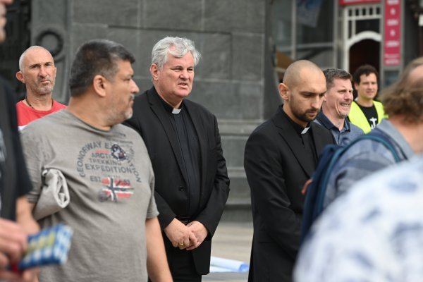 Muškarci klečali i molili na Trgu bana Jelačića