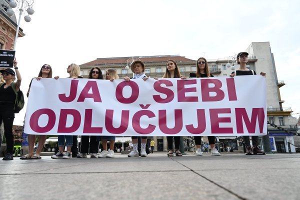 Protuprosvjed moliteljima na zagrebačkom Trgu bana Jelačića