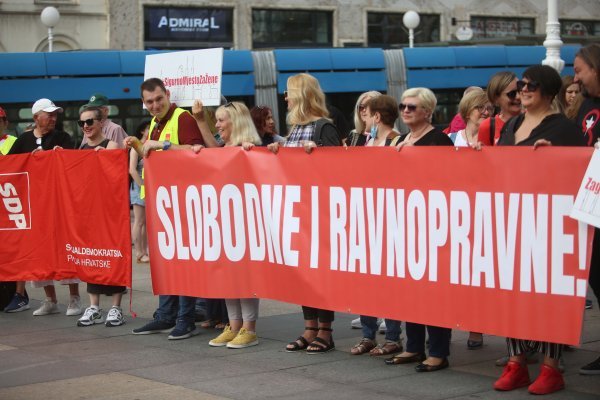 SDP-ov skup protiv molitelja na Trgu bana Jelačića